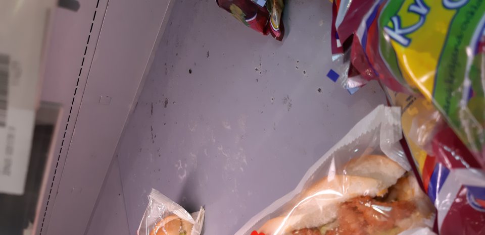V chladiacej vitríne poškodené úložné plochy s výskytom korózie.