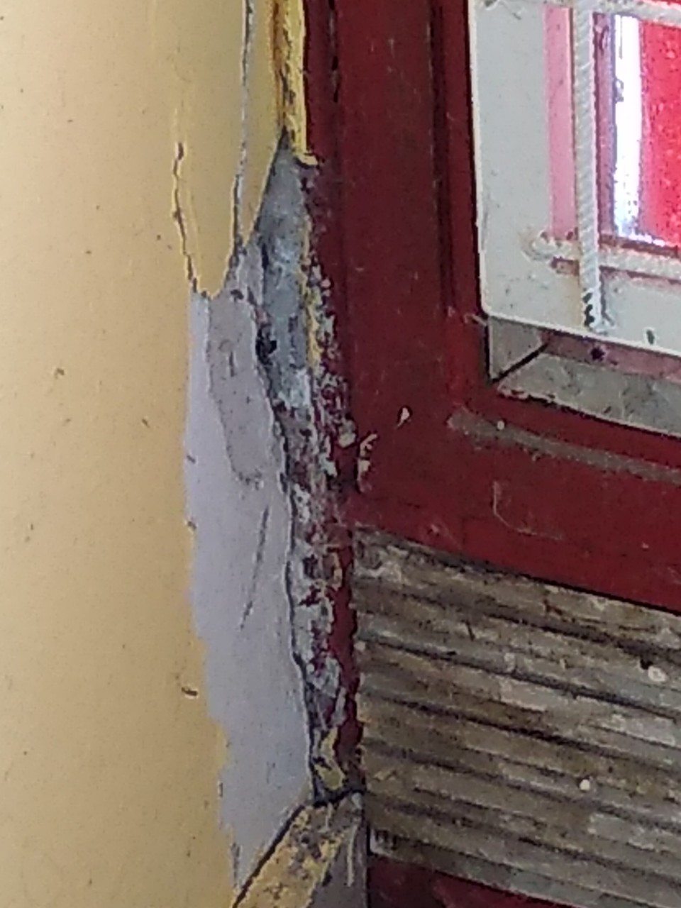 Porušená celistvosť steny v predajni.