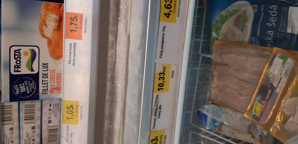 V mraziacej vitríne s mrazenou hydinou, rybami - námraza, stekajúci kondenzát na spodnú časť vitríny, korózia v časti pántov uzatváracieho systému.