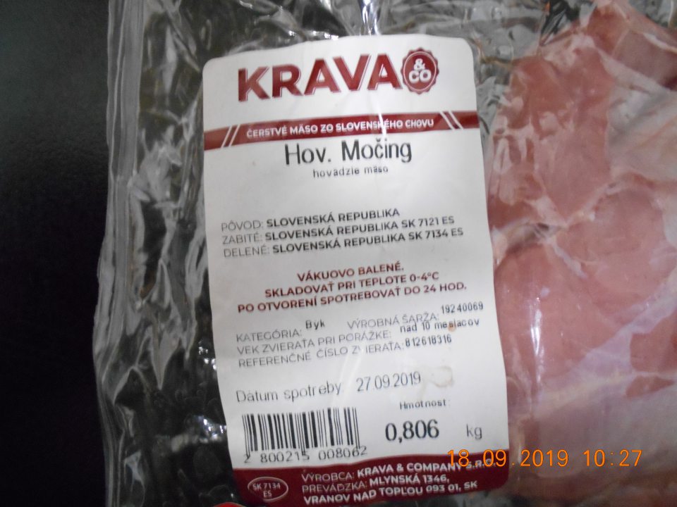 Zistené uvádzanie do obehu jeden druho čerstvého mäsa, baleného vo vákuovom balení, v ktorom boli na etikete použité skratky.