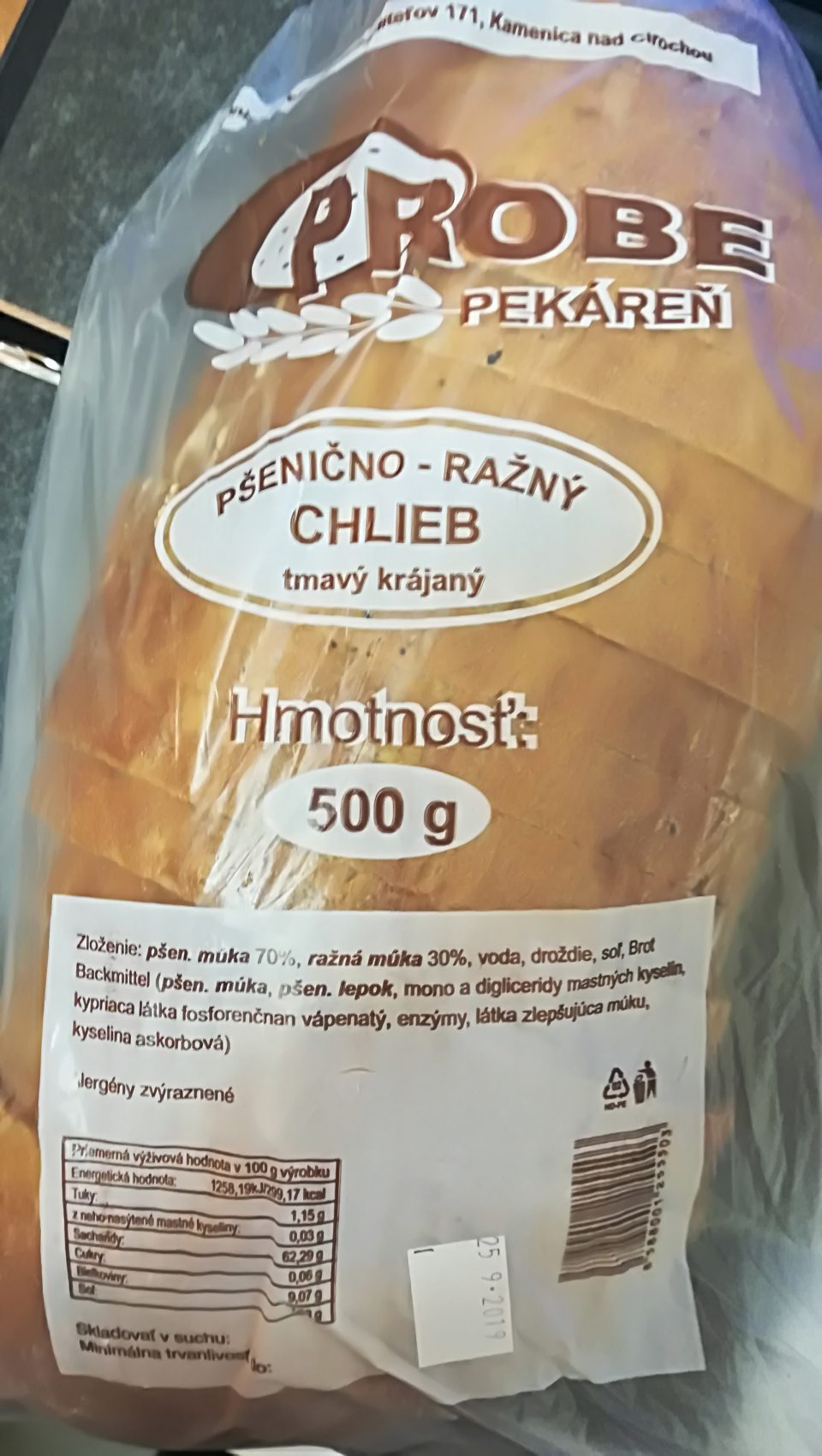 Zistené ponúkanie na predaj jedného druhu pekárskeho výrobku, nesprávne označeného, u ktorého v jeho zložení boli použité skratky.