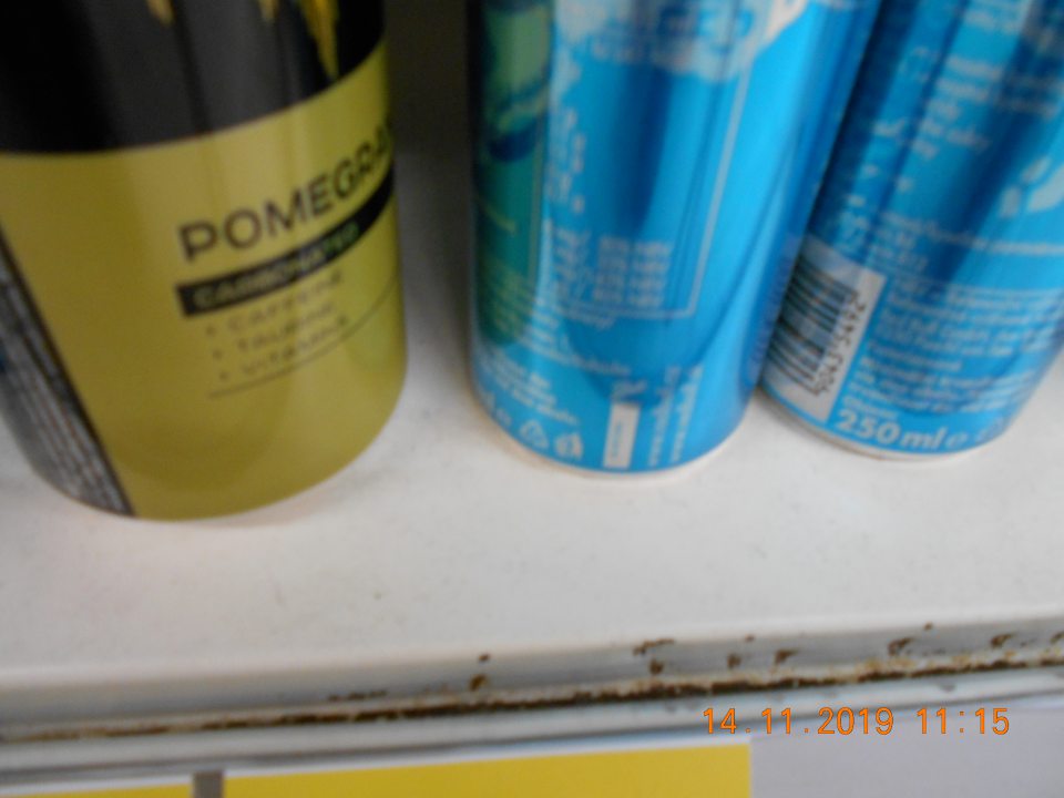 Výskyt korózie na spodnej časti regálu s vystavovanými nealko nápojmi v priestore lišty s uloženými cenovkami. 