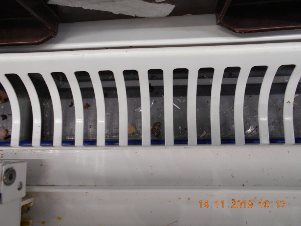 Znečistené chladiarenské zariadenie s uchovávanými mliečnymi výrobkami - nečistoty, prach.