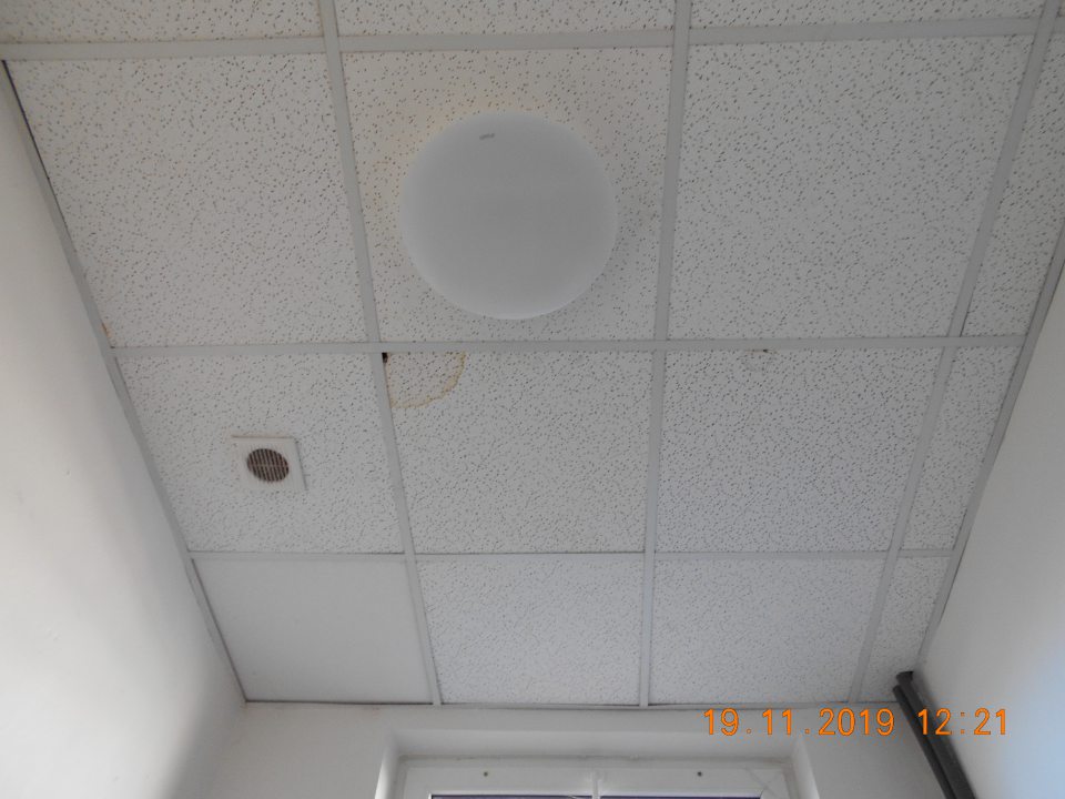 Zistené zatečené stropné kazety v priestoroch sociálneho zariadenia.