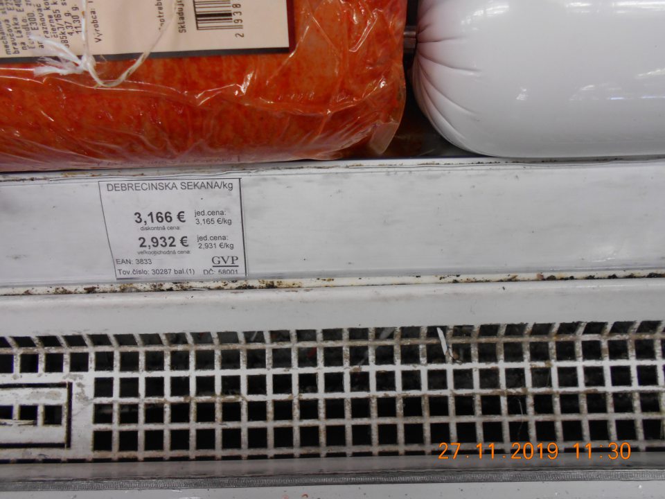 Olupujúci sa náter a korózia na kovových mriežkach v chladiarenských zariadeniach s uchovávanými mäsovými výrobkami, ako aj v zariadení s uchovávanými mliečnymi výrobkami.