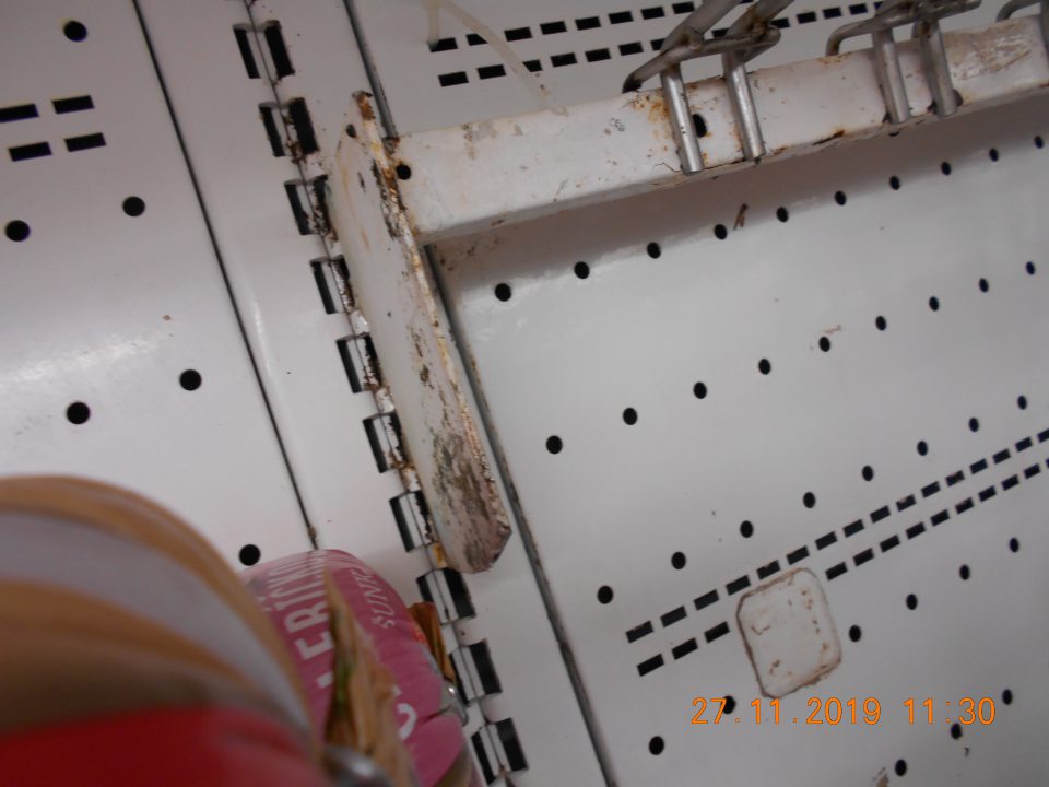 Znečistené vrchné a spodné mriežky chladiarenských zariadení s uchovávanými mäsovými a mliečnymi výrobkami. 