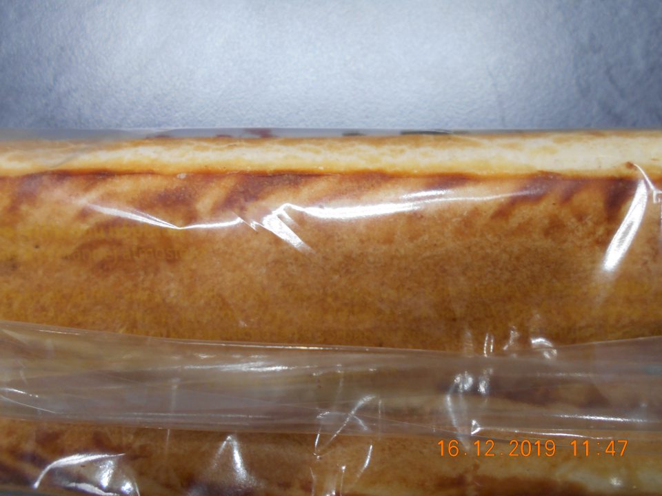 Označenie pekárskeho výrobku nie je ľahko viditeľné a čitateľné - potlač splýva s podkladom výrobku.