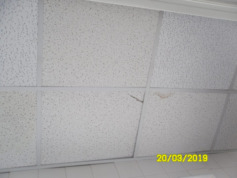 Zatečená a prasknutá stropná kazeta v zázemí prevádzkarne- lahôdky.