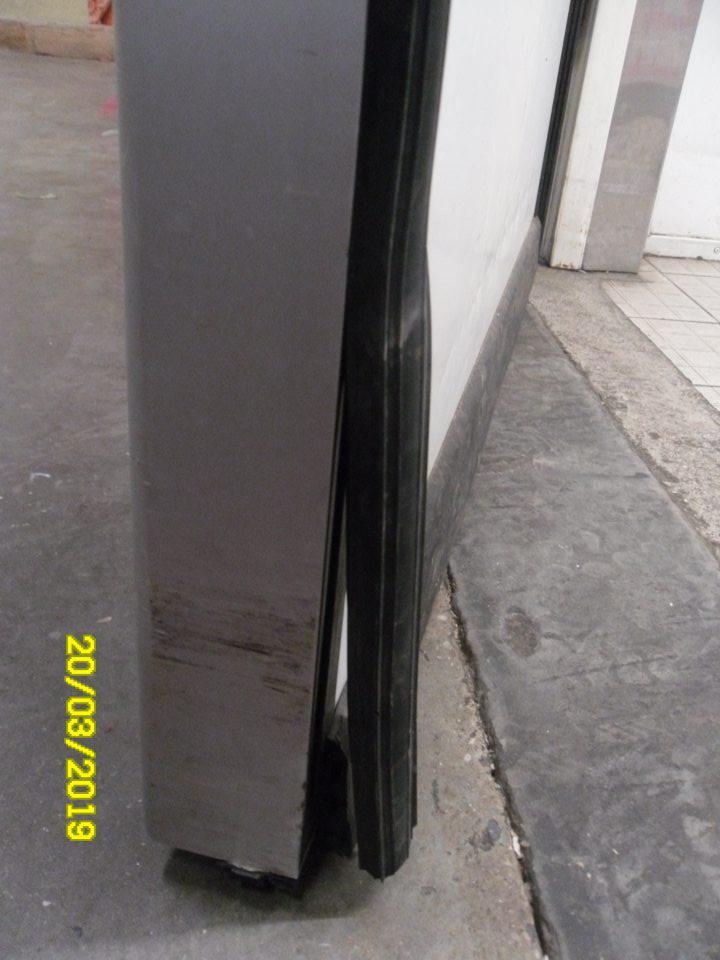  Zistené odtrhnuté tesnenie na dverách chladiarenského zariadenia s uchovávanou hydinou.