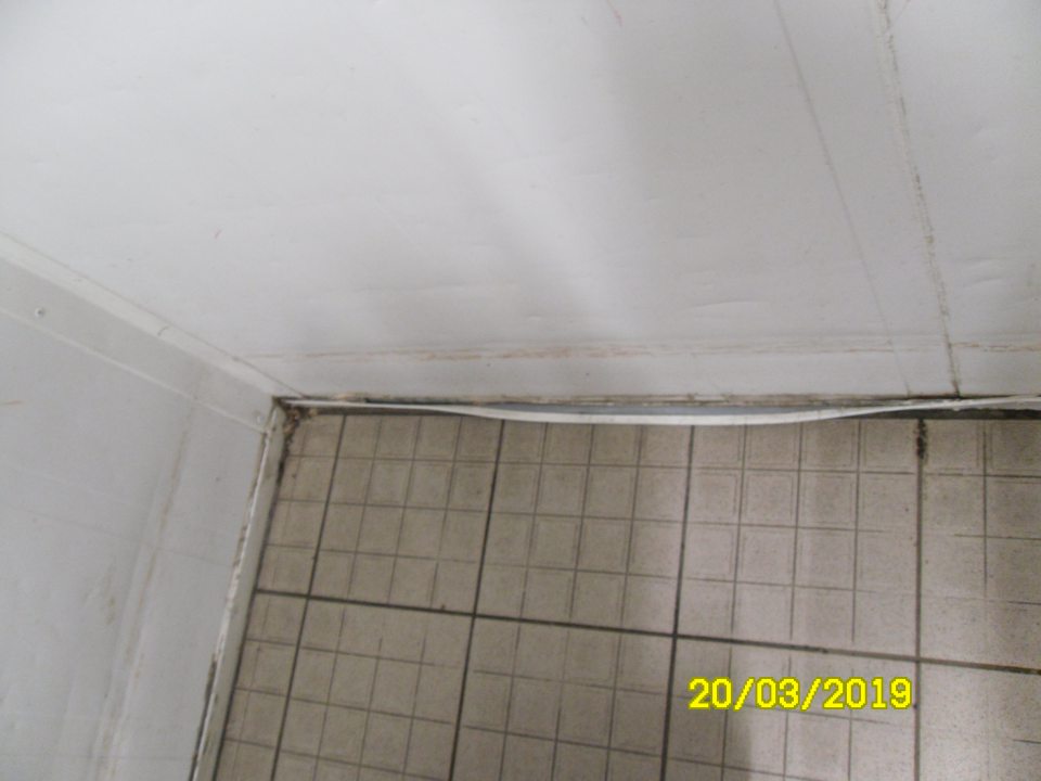 Zistená poškodená lišta na dverách chladiarenského zariadenia s uchovávanou hydinou.