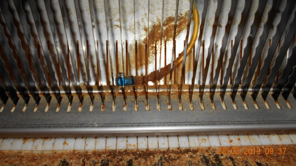 Zistené znečistené zariadenie na krájanie chleba, v ťažko prístupnom mieste, a to starými nálepmi zvyškov pekárskych výrobkov.