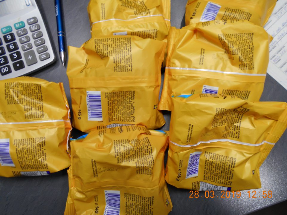 Zistený ľahko stierateľný, ťažko čitateľný údaj o dátume minimálnej trvanlivosti a výrobnej dávke u jedného druhu potravinárskeho výrobku- sušienky.
