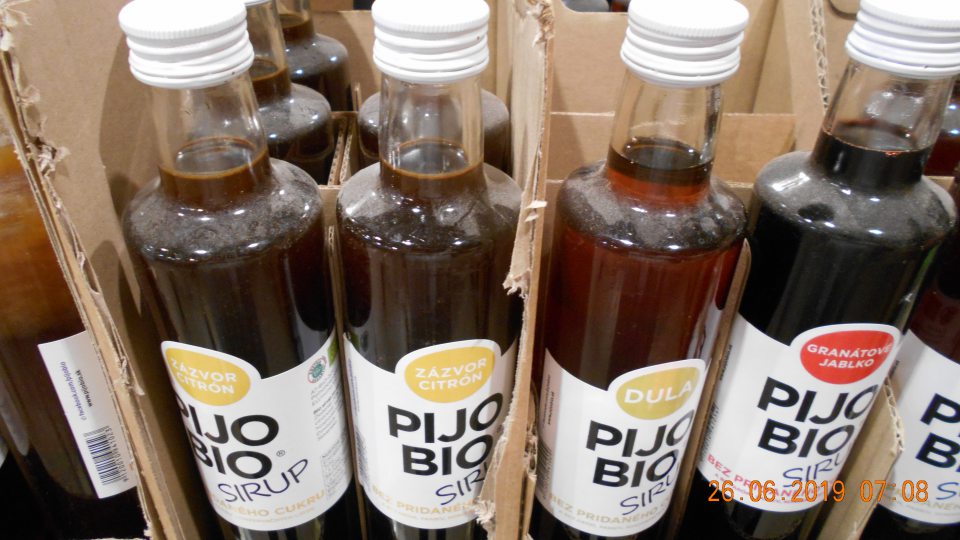  Zistený výskyt hrubej vrstvy prachu na obaloch potravín, uložených na regáloch v uličke v blízkosti vystavovanej čerstvej zeleniny a ovocia- sirupy, ovocné nátierky.