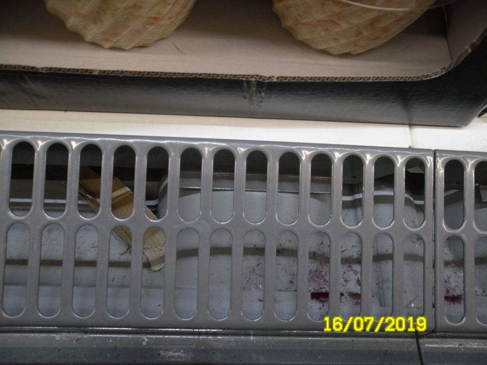 Zistené znečistené chladiarenské zariadenie s uchovávanými mliečnymi výrobkami pod kovovu mriežkou , a to prachom a inými nečistotami. v celom komplexe.