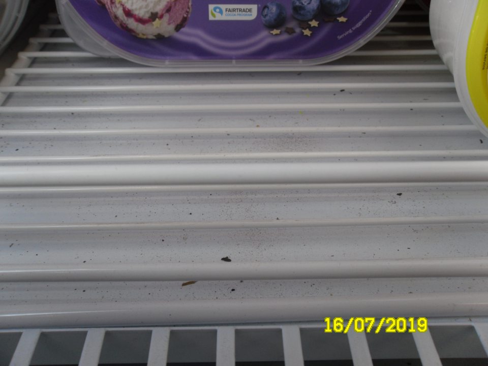 Zistený výskyt nečistôt v mraziarenskom zariadení s uchovávanými mrazenými krémami vo vrchnej vitríne.