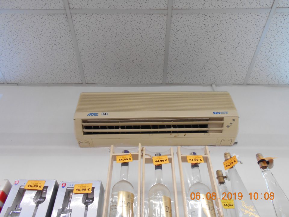 Zistené znečistené klimatizačné jednotky na predajnej ploche nad chladiarenskou vitrínou s uchovávanými mliečnymi výrobkami, ako aj nad regálmi s uloženými alkoholickými nápojmi.