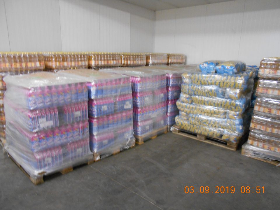 Znečistené a zaprášené regály s uloženými potravinami.