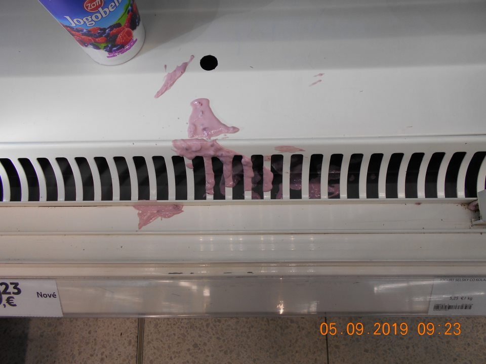 Zistená znečistená chladiarenská vitrína s uloženými mliečnymi výrobkami - jogurty, a to vyliatym obsahom výrobkov.