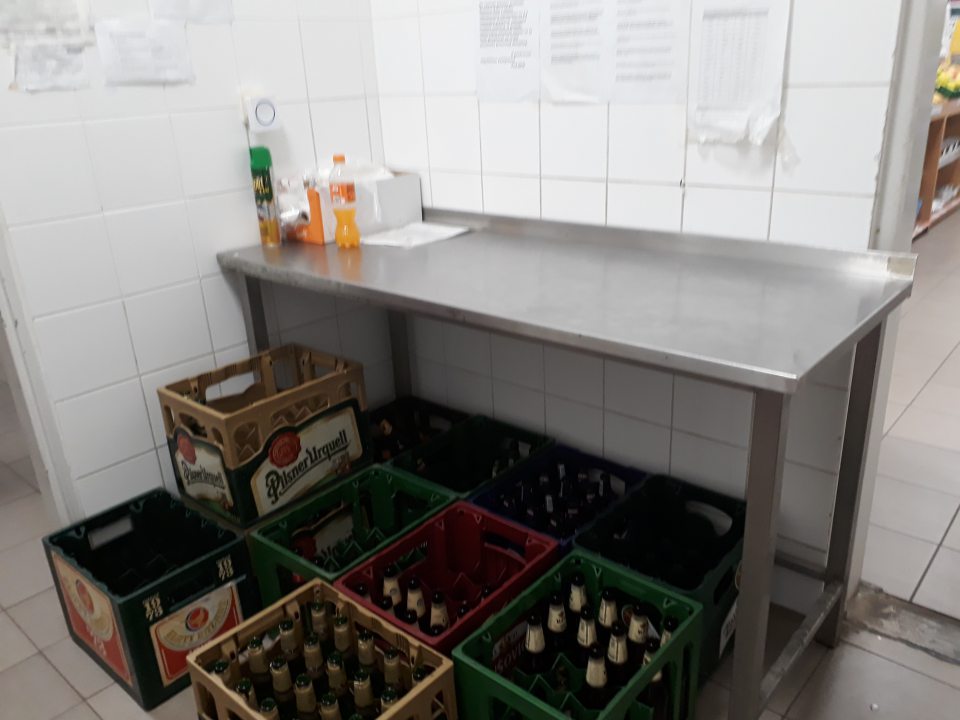 V prípravovni ovocia a zeleniny skladované na podlahe v prepravkách väčšie množstvo fliaš od piva.