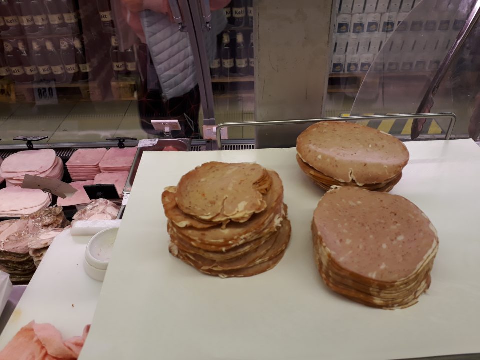 Nereálne vedená evidencia o otváraní obalov mäsových výrobkov a príprave nárezov mäsových výrobkov, miešanie čerstvých a nečerstvých kusov a plátkov.