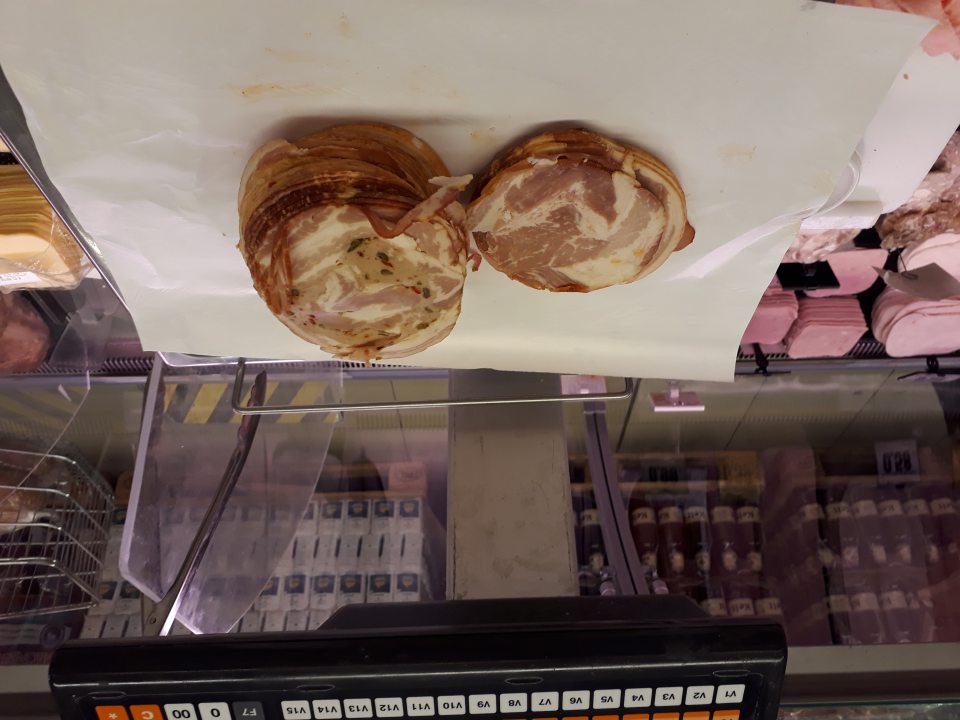 Nereálne vedená evidencia o otváraní obalov mäsových výrobkov a príprave nárezov mäsových výrobkov, miešanie čerstvých a nečerstvých kusov a plátkov.