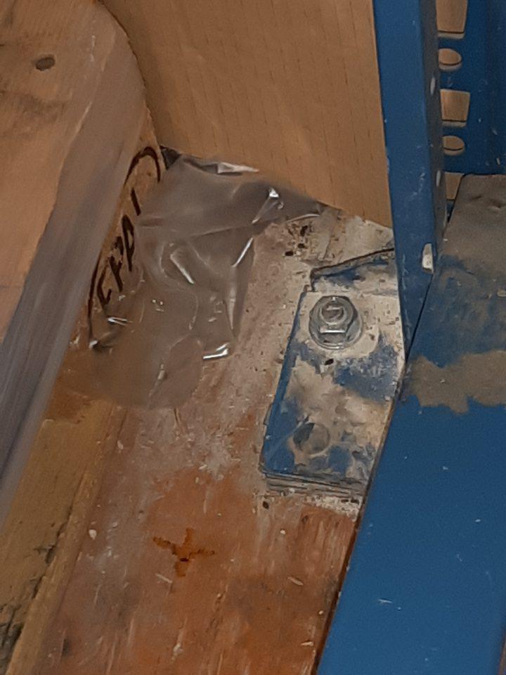 Formovaný trus hlodavcov (myší) vyskytujúcich sa na viacerých miestach skladu.