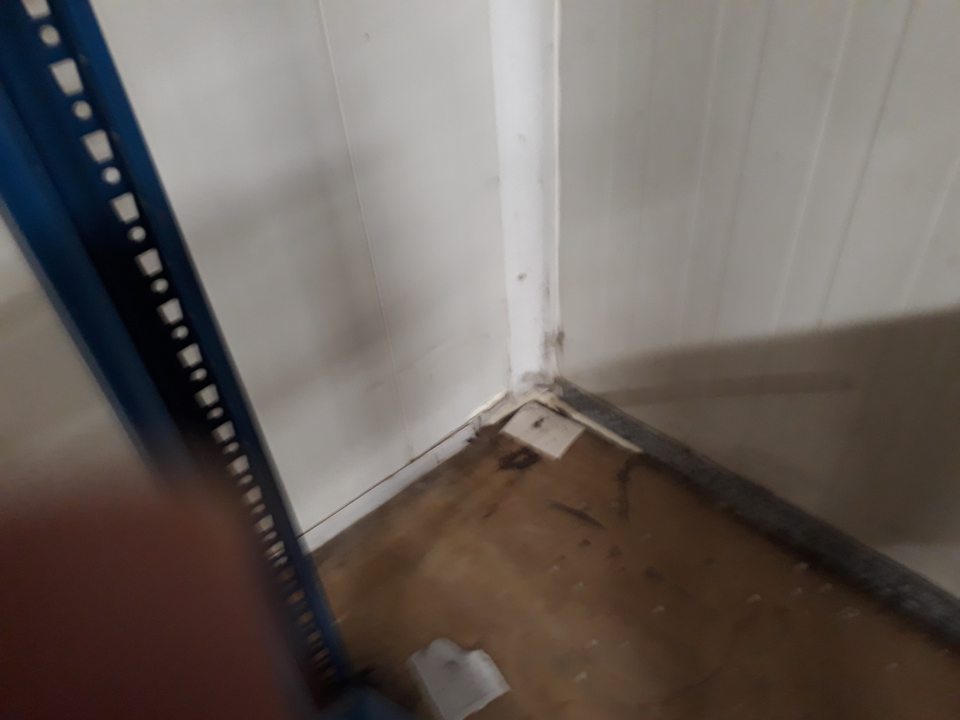 Bonusový tovar nahádzaný na seba, jeho obaly a regály, na ktorých je skladovaný, silne zaprášené, na podlahe v rohoch aj na regáloch výskyt trusu hlodavcov - myší.