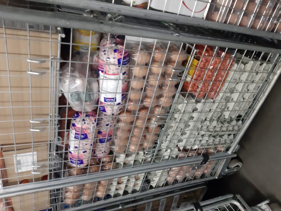 Spoločné skladovanie nezlučiteľných druhov potravín slepačích vajec a mäsových výrobkov.