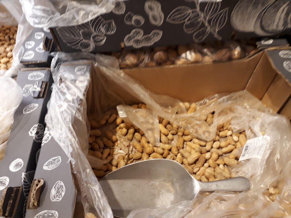 Nevhodné uchovávanie škrupinových plodov na predajnej ploche, ktoré boli uložené na regáloch v kartónových krabiciach(mandle, pistácie a jadra tekvice) a manipulovalo sa s nimi znečistenou kovovou lopatkou, ktorá slúžila na manipuláciu všetkých týchto škrupinových plodín.