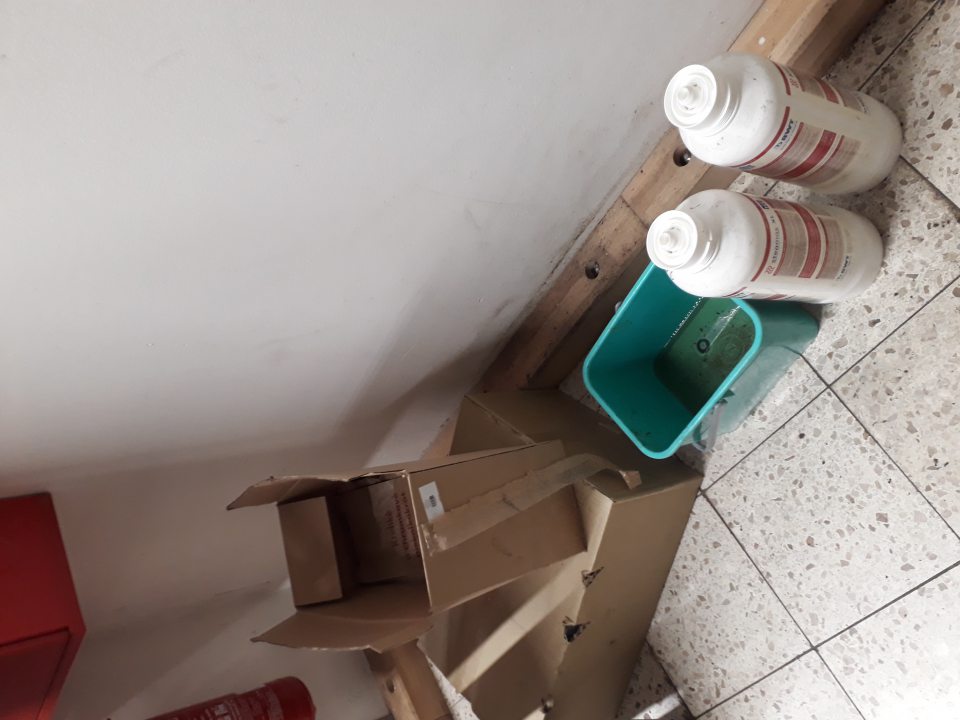 V manipulačnej chodbe pred vstupom do pekárne boli skladované obaly - vrecka na nebalené pečivo vedľa znečisteného kovového rebríka, plastovej nádoby - vedro s vodou a chemických prostriedkov.