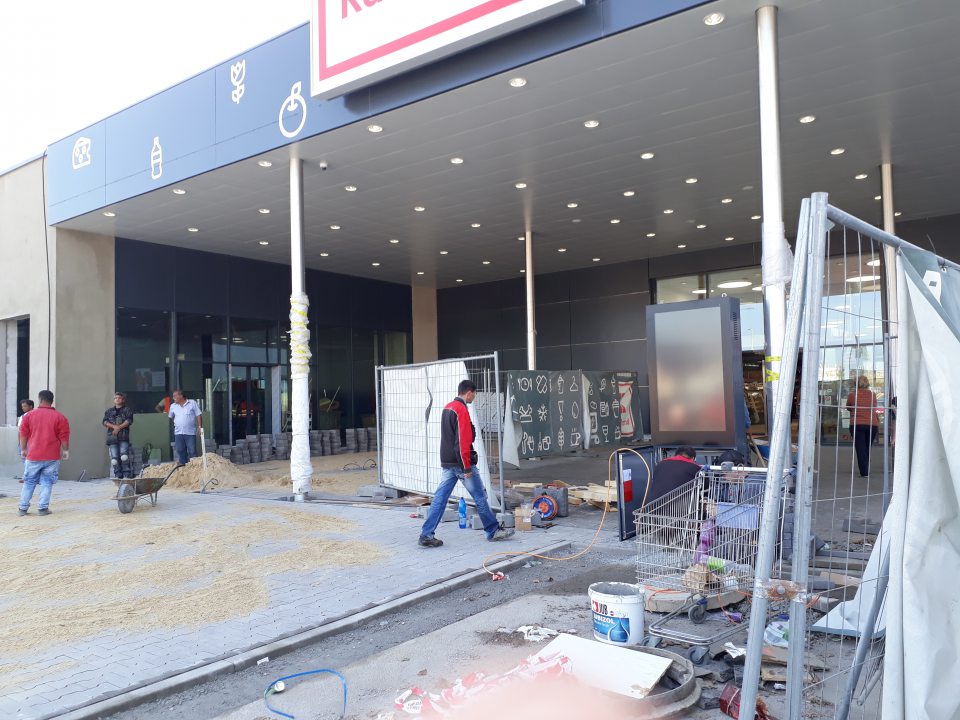 Prevádzkovateľ neoznámil rozsiahlu stavebnú rekonštrukciu vonkajších aj vnútorných priestorov, ktoré sa začali 1.7.2019.