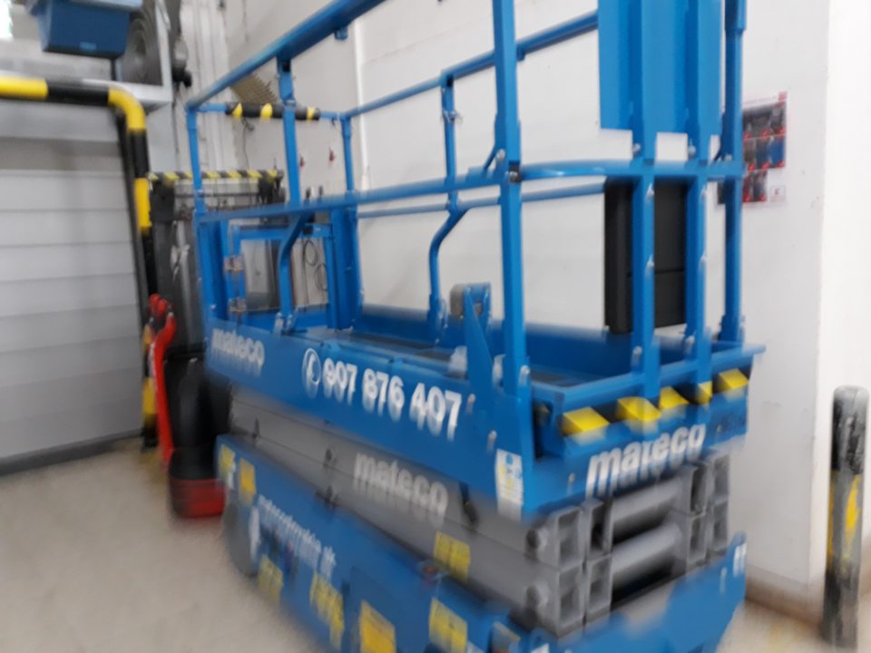 V suchom sklade skladované spoločne s potravinami silne znečistené zbytkami stavebných materiálov vysokozdvižné plošiny- 5 ks. 