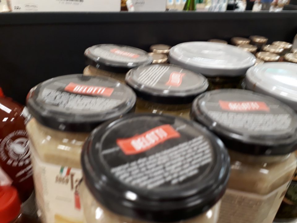 Prach, vznikajúci pri rekonštrukcii sa nachádza v hrubých nánosoch na regáloch, aj obaloch potravín, je rozptýlený v ovzduší,taktiež na oidlahách, v rohoch, v sociálno zariadení, v šatniach