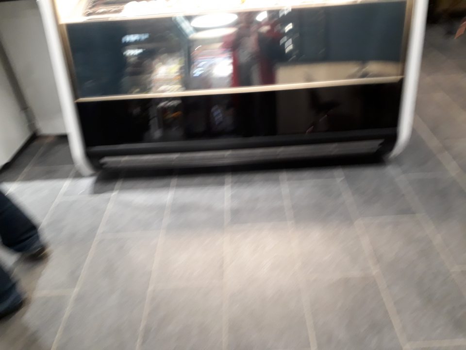 Prach, vznikajúci pri rekonštrujcii sa nachádza  na podlahách, v rohoch, v sociálnom zariadení, v šatniach.