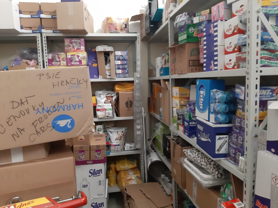 V sklade drogérie boli spoločne skladované potraviny (keksy, žuvačky, cukríky) spoločne s drogistickým tovarom a krmivom pre psov, zaznamenaný silný zápach po droger. tovare.