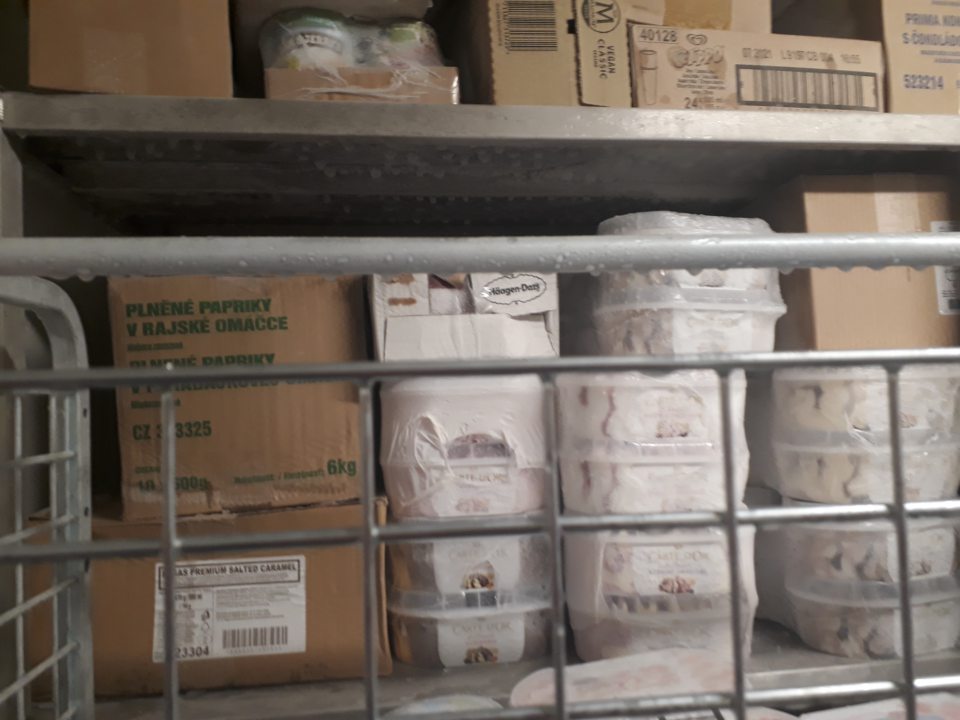 V mraziacom zariadení boli skladované potraviny, ktorých obaly boli pokryté silnou vrstvou námrazy.