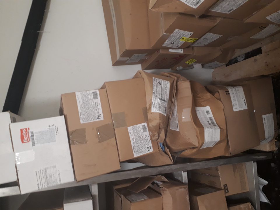 Obaly, v ktorých sú uskladnené HMR pekárske polotovary, určené na dopek, deformované pôsobiacou vlhkosťou.
