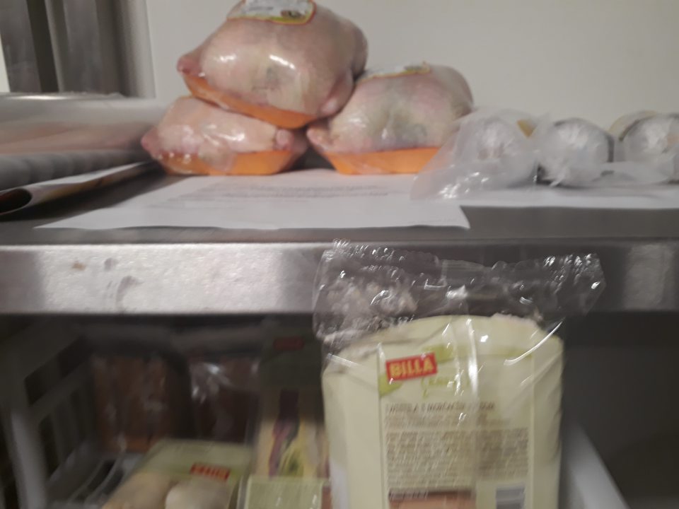 V chladiacom boxe na regálí skladované vyradené chladené kurčatá po DS so známkami senzor. zmien - zápach a výskyt výraznej zelenej plesne na povrchu. Pod nimi skladované potraviny určené na priamu spotrebu(bagety, sendviče).