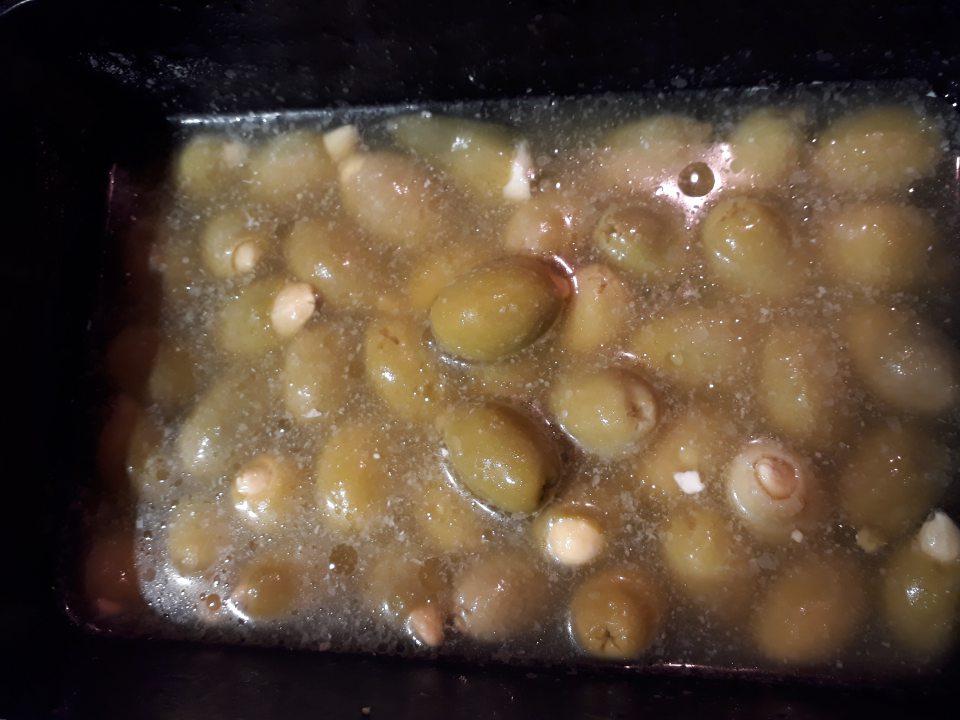 Grécke olivy s mandľami v pulte, tvorba bieleho povlaku na povrchu tvorba bublín a mastných ôk, 0,610 kg.