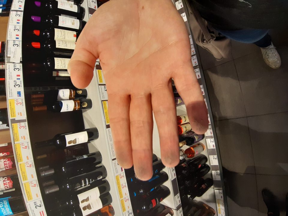 Regály na predajnej ploche s uskladnenými potravinami pokryté hrubou vrstvou prachu.