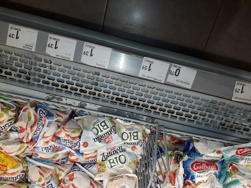 Regály s uskladnenou zeleninou na predajnej ploche majú poškodený ochranný náter s výskytom korózie.