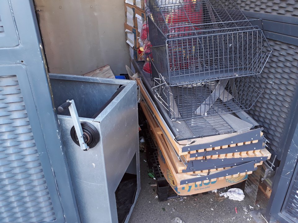 Vo vonkaj.priestore v kovových prístreškoch nahádzaný archív a vyradené, nepoužívané predmety.