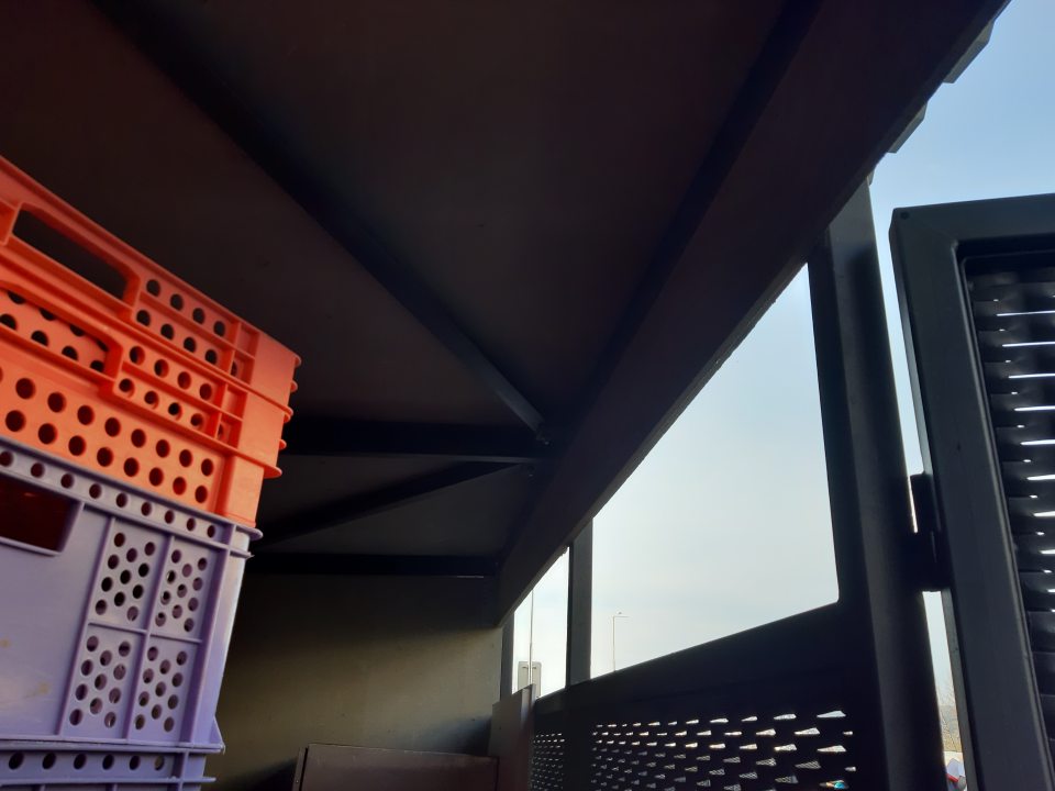 Vo vonkaj.priestore v kovových prístreškoch uskladnené plast.prepravky vratné, posypová soľ, cez nedolieh.otvory je možný vstup škodcov.