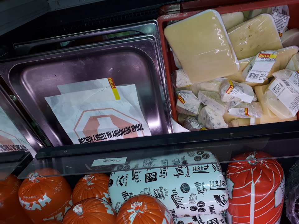 V zápultí lahôdok skladované vedľa seba balené syry na predaj a tovar nevhodný na ľudský konzum, senzoricky zmenený.