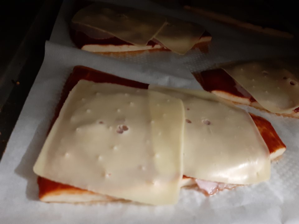 Na výrobu pizze boli použité staré nečerstvé nárezy, ktorých etikety s označením boli nájdené v koši.