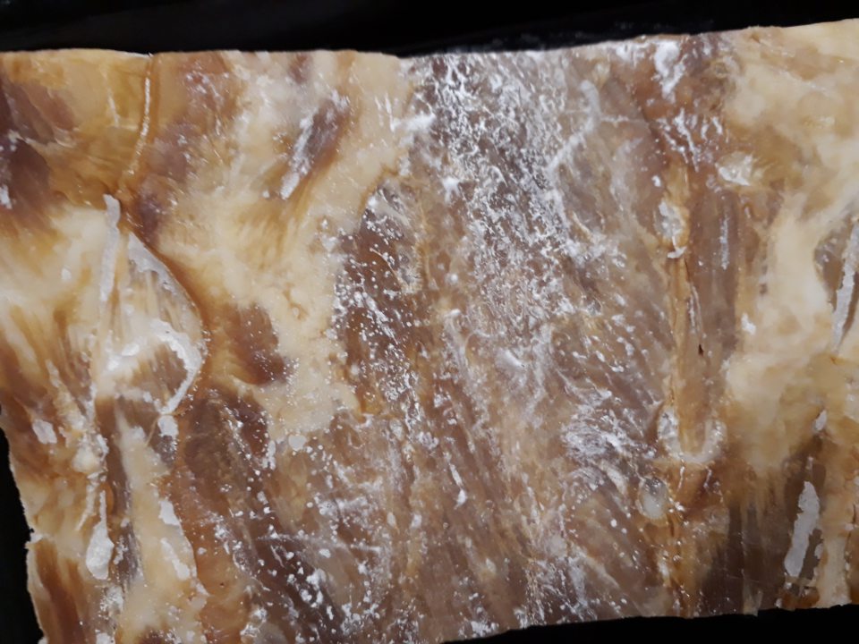 Oravská údená slanina - senzoricky zmenená, nevhodná na ľudský konzum, laboratórnym vyšetrením preukázaný výskyt kolónií plesní.