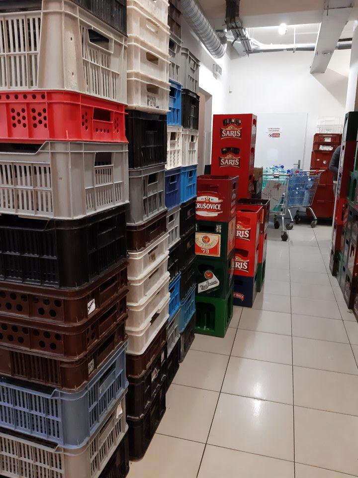 Vratné obaly skladované na viacerých miestach mimo vyhradeného priestoru.