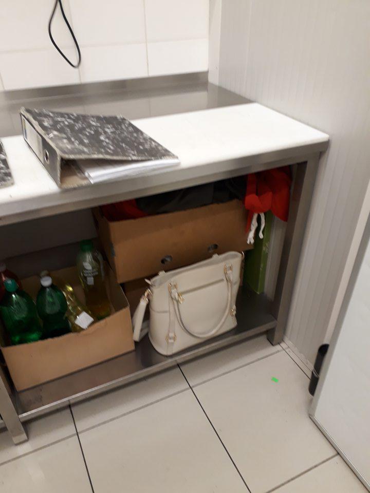 V prípravovni mäsa údením skladované osobné veci (kabelka) a pracovné odevy v kartónovej krabici.