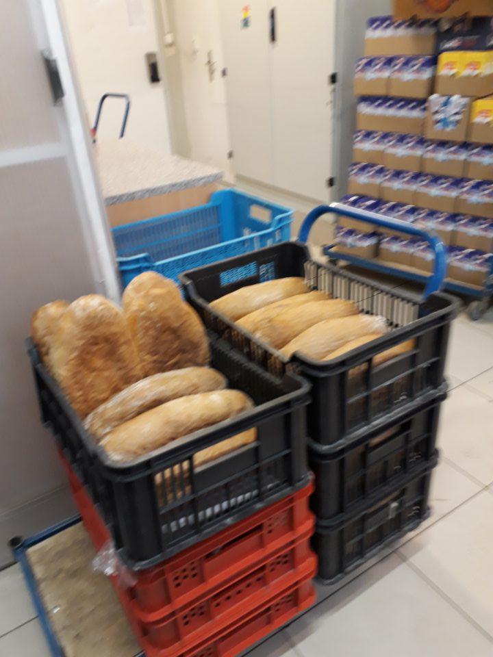 Nebalené pečivo skladované mimo vyhradeného priestoru a bez podložnej prepravky.