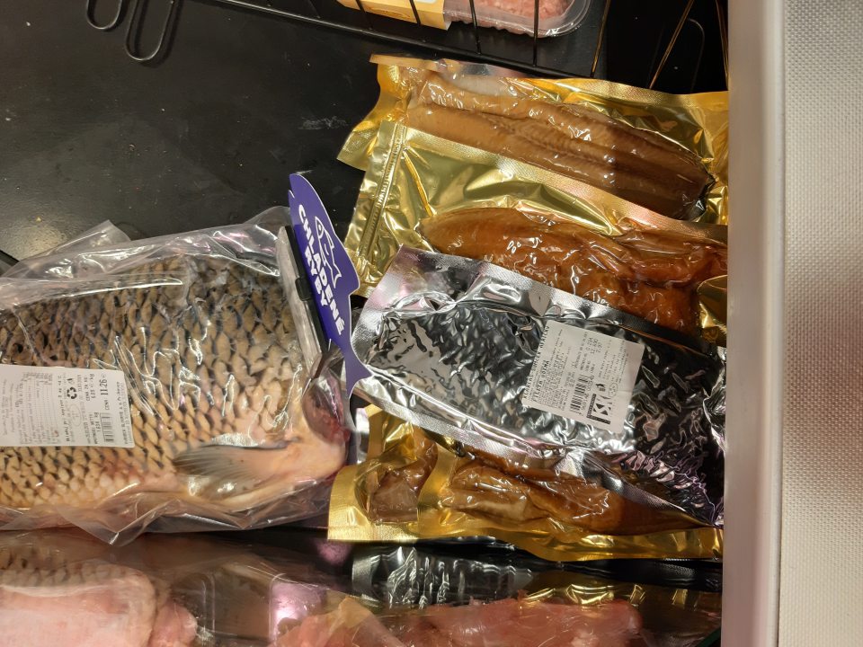 Spoločne skladované nezlučiteľné druhy potravín (tepelne opracované určené na priamu spotrebu a surové, čerstvé ryby). 